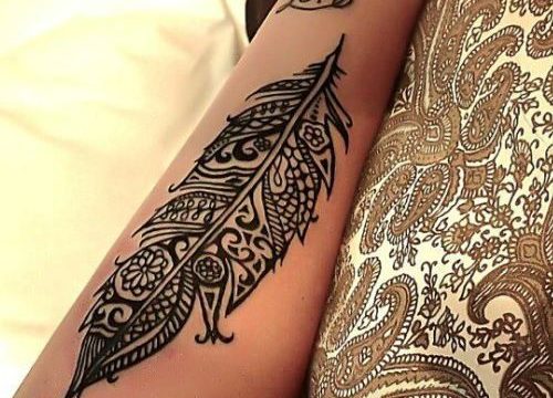 henna-feather-tattoo-on-leg