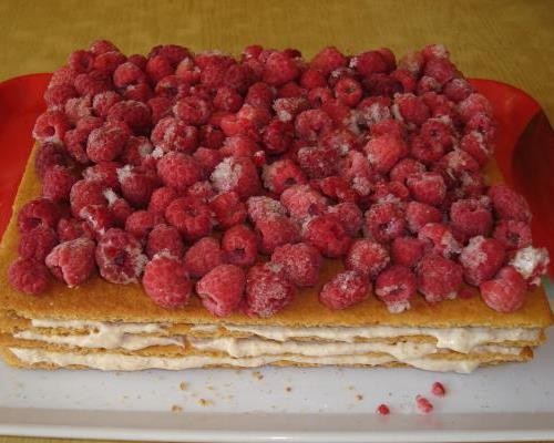 Торт из готовых бисквитных коржей с творожным кремом и фруктами рецепт с фото
