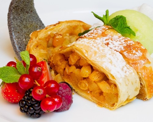 Strudel with raisins, fresh berries and ice cream