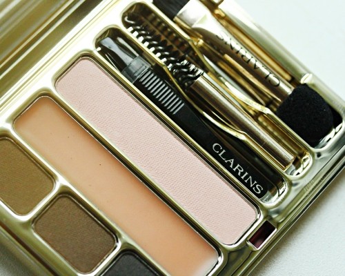 clarins-kit-sourcils-palette-pro-soderzhit-konsiler-dlya-brovey-tri-ottenka-teney-fiksiruyuschiy-vos