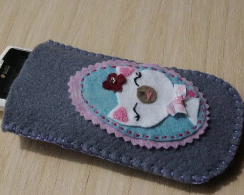 shyom-chehol-dlya-telefona-iz-fetra-2