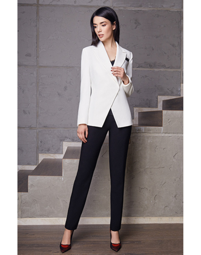Белый пиджак черные брюки женские